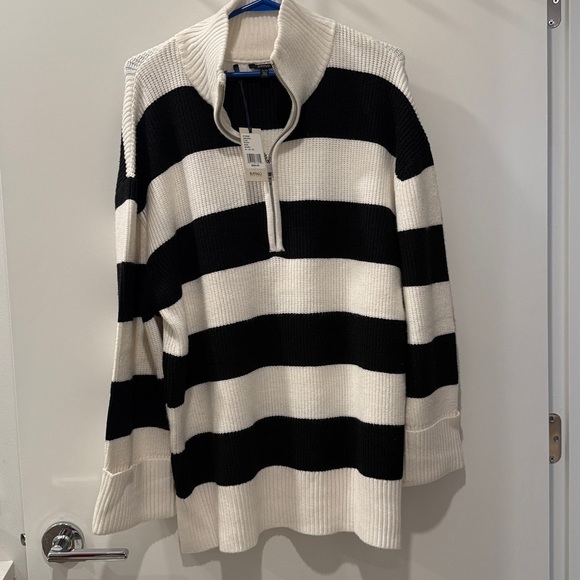 XL Black and White Turtleneck Sweater with Geometric Design - Picture 4 of 6